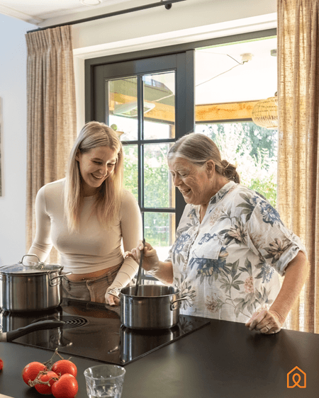Jongere met verhuurder samen aan het koken